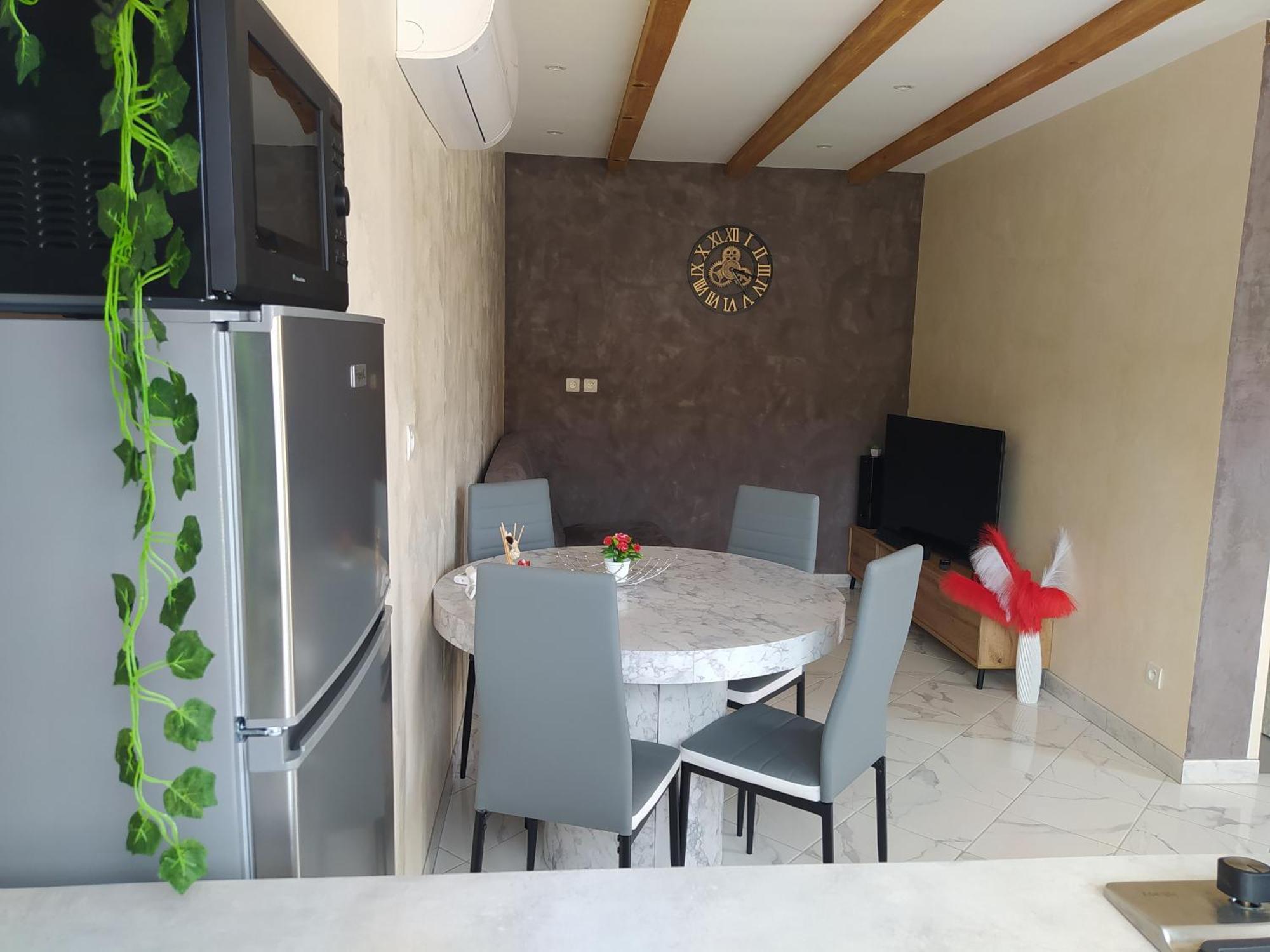 Studio Cosy Avec Terrasse Et Jacuzzi A Disposition De Mai A Aout Rians  Exterior photo