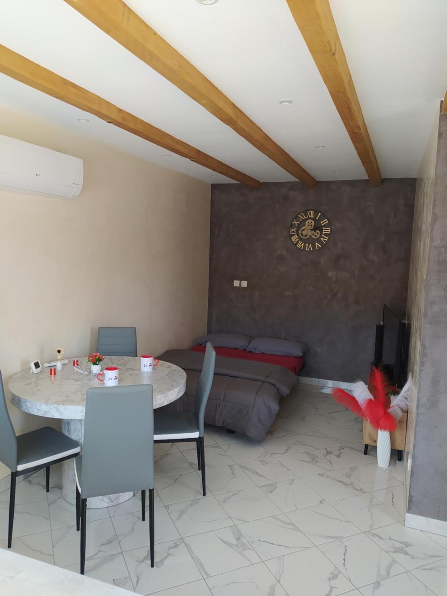Studio Cosy Avec Terrasse Et Jacuzzi A Disposition De Mai A Aout Rians  Exterior photo